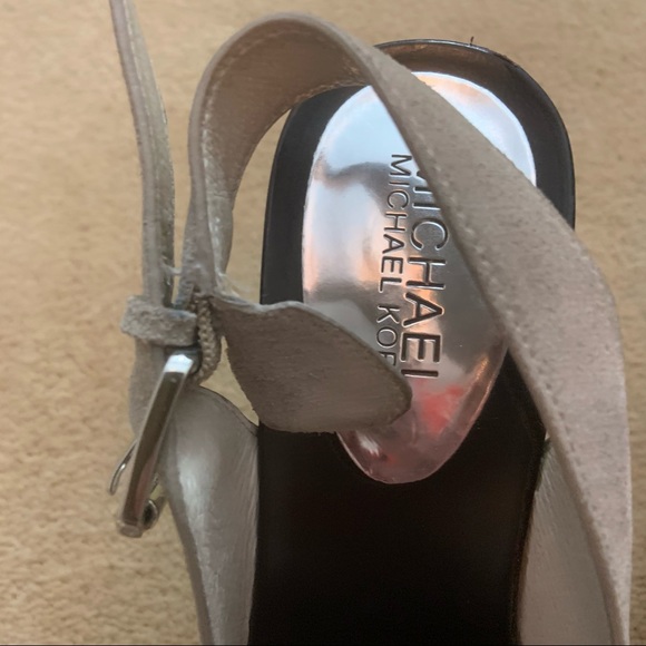 Michael Kors Signature Tan Suede and silver accent 6.5 Wedge heels - Picture 3 of 16
